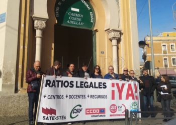 Los docentes y sindicatos de la Enseñanza de Melilla ante las puertas del CEPA Carmen Conde Abellán.