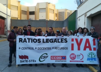 Los sindicatos de la Enseñanza y los docentes se reunieron a las puertas del CEIP León Solá el martes por la mañana.