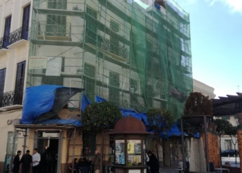 El viento mueve  fuertemente la loneta de un edificio en obras.