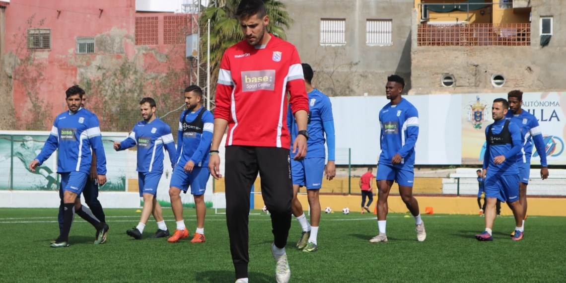 Jugadores de la UD Melilla en el campo federativo de La Espiguera.