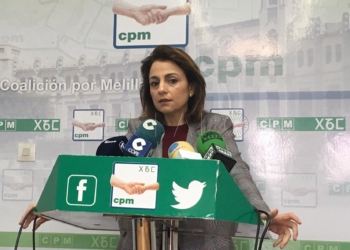 La diputada de Coalición por Melilla (CpM), Dunia Almansouri, en rueda de prensa ayer.