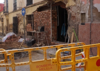 Imágenes de las obras del agujero provocado por el accidente en la vivienda de la calle Capitán Viñals.