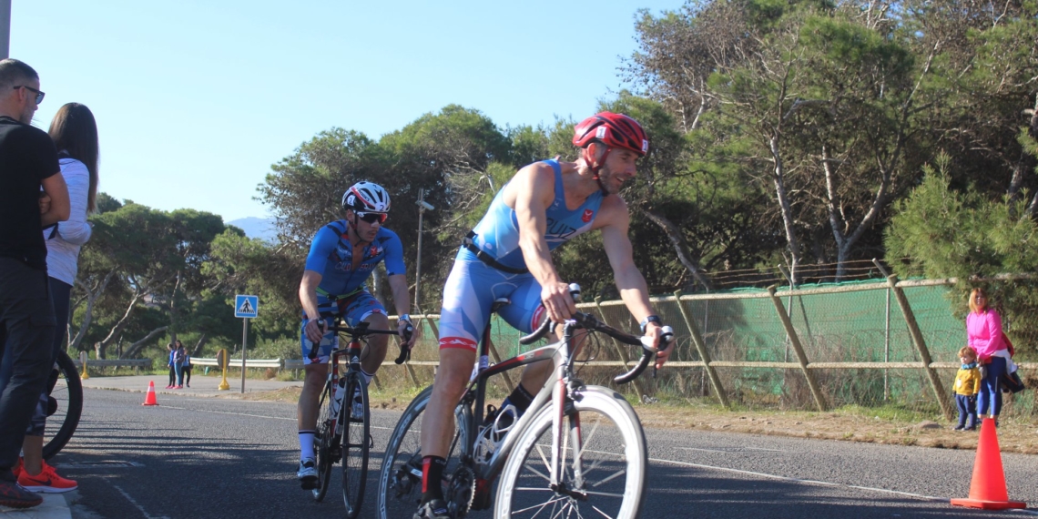 Luismi Ruiz y Eduardo Calderay, en plena competición duatlética.