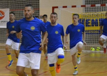 Jugadores de la escuadra de nuestra ciudad en el calentamiento previo a un partido.