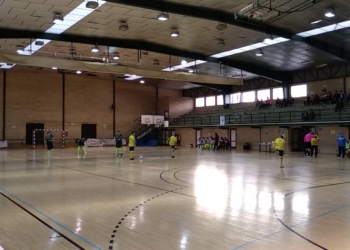 Ambos equipos en el saque inicial del encuentro entre sevillanos y melillenses.