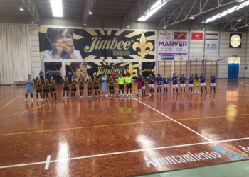 Ambas escuadras en el momento de saltar a la pista de juego para la disputa del enfrentamiento.