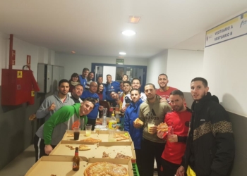 Los jugadores del Constitución, en una cena de equipo durante esta semana.