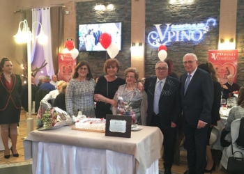 La viceconsejera Carmina San Martín (segunda por la izquierda), junto a Paquita y Paco, la pareja homenajeada, y el presidente Juan José Imbroda.