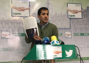 El diputado Rachid Bussian enseñando la publicación en redes sociales de un ciudadano que se quedó sin agua.