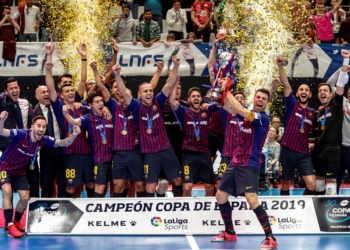 Los jugadores del Barça Lassa celebran la victoria ante ElPozo Murcia tras la final de la Copa de España de fútbol sala disputada ayer en Valencia.