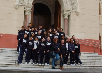 Un grupo de Secundaria del Colegio del Buen Consejo posa ante la puerta de la Iglesia del Sagrado Corazón.