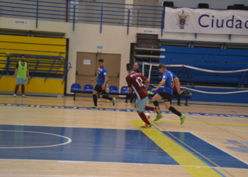 Los melillenses, en un partido, en el pabellón Javier Imbroda.