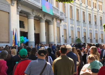 El acto institucional tuvo lugar en la puerta del Palacio de la Asamblea.