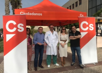 Cs instaló este lunes una carpa informativa en el Hospital Comarcal.