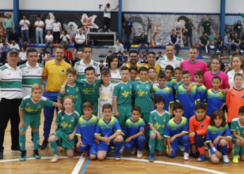 Foto de familia de las selecciones de Melilla y Extremadura, junto con los colegiados del encuentro en el que los de la ciudad autónoma tuvieron una gran actuación a pesar de la derrota encajada.