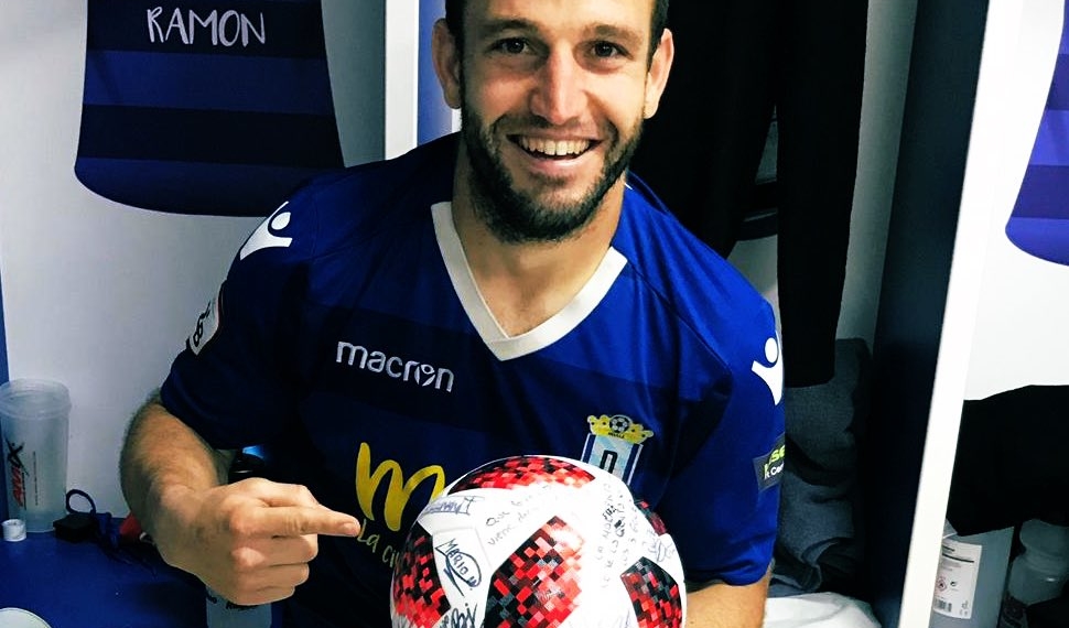 Óscar García se llevó el balón firmado por todos sus compañeros.