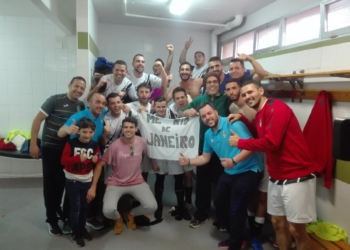 Celebración de los jugadores melillenses en el vestuario del Lázaro Fernández.