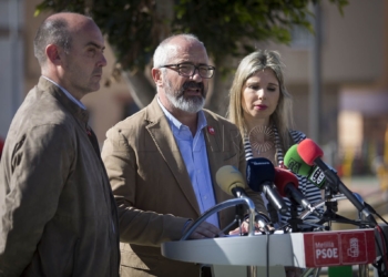 El candidato al Congreso, Jaime Bustillo (en medio); junto a los candidatos al Senado, Miguel Aparicio y Cristina Morales. Foto: Javier Bernardo.