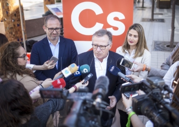 Eduardo de Castro atendió este martes a los periodistas en la plaza de Menéndez Pelayo.