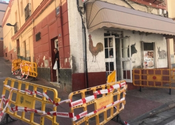 Señalización de peligro en la esquina de las calles Castelar y Murcia, en Melilla