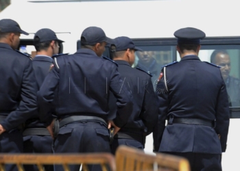 RAB10. RABAT (MARRUECOS), 02/04/2015.- Policías marroquíes vigilan durante la salida de las furgonetas que trasladan a los trece detenidos el pasado mes de marzo en Marruecos por su supuesta pertenencia a una rama local del llamado Estado Islámico (Daesh por su acrónimo árabe), tras haber sido presentados ante el fiscal general del rey del Tribunal de Apelación de Salé, cerca de Rabat, Marruecos, el 2 de abril del 2015. EFE/Abdelhak Senna