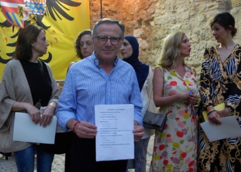 El Presidente con el folio que repartió en la inauguración del Mercado Renacentista para dar cuenta de la nueva estructura de su futuro Gobierno.