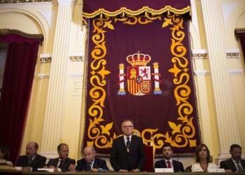 Un momento de la sesión de ayer en que De Castro fue investido Presidente de Melilla.