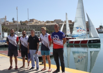 Deportistas y técnicos pertenecientes a la disciplina del Real Club Marítimo de Melilla junto a su presidente.