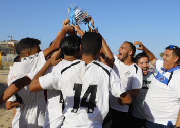 Los jugadores del Torreblanca Melilla CF celebran el título de campeón conseguido en la tarde del pasado lunes frente al Melilla CD.