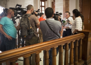 Eduardo De Castro tras la reunión con su antecesor dos días antes de que se produjera el cambio de color político en la Ciudad Autónoma