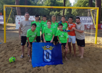 Componentes de la escuadra cadete de la UD Melilla en fútbol playa.