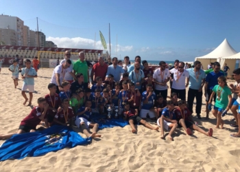 Los jugadores azulinos disfrutando de su copa de campeones.