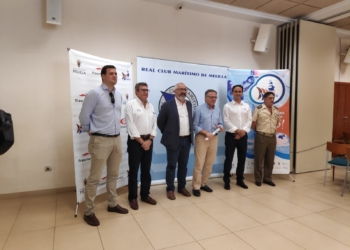 El presidente de la ciudad posa junto a distintas autoridades civiles y militares de nuestra ciudad, durante el acto de presentación de la XXIII Semana Náutica de Melilla.