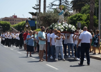 La procesión al poco de empezar.