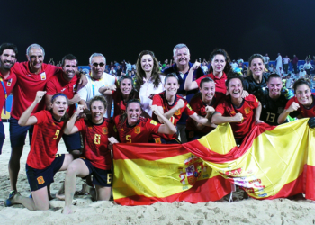 La Selección Española Femenina de Fútbol Playa celebra la medalla de oro conseguida en Catar, en un encuentro en el que la melillense Lorena Asensio marcó dos auténticos golazos.