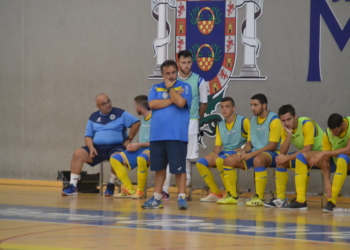 El técnico de la escuadra melillense, en uno de los partidos de esta temporada.