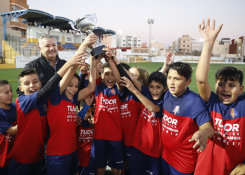 Los jugadores de la Peña Barcelonista alevín, en la celebración de su título copero en el campo federativo de La Espiguera.