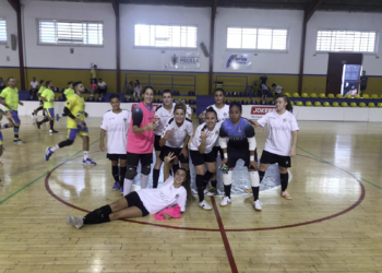 Las chicas del Torreblanca festejando uno de sus triunfo en la pista de juego.