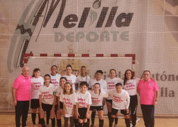 Gabi González junto a las jugadoras del Torreblanca.