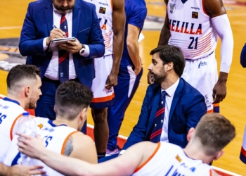 El entrenador melillense del Decano dando instrucciones a todos sus jugadores en un tiempo muerto.