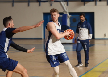 Alejandro Alcoba, primer entrenador de la escuadra del Melilla Baloncesto, en uno de los entrenamientos.