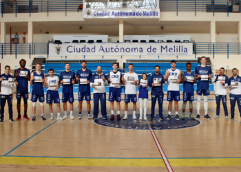 Los jugadores de la plantilla del cuadro melillense posando con el calendario benéfico.