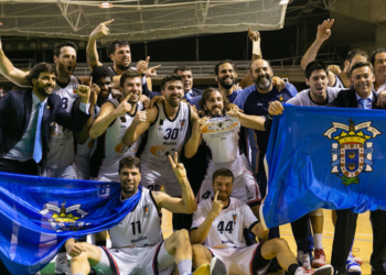 Componentes de la plantilla del Melilla Baloncesto que logró el ascenso deportivo a la Liga ACB.