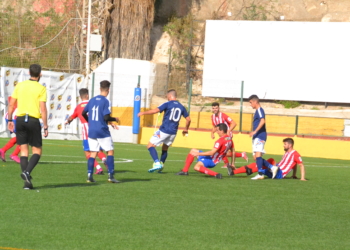 Imagen de uno de los lances del encuentro disputado en La Espiguera frente a la escuadra jienense del Atlético Porcuna CF.