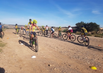 Jóvenes melillenses, en la práctica del triatlón.