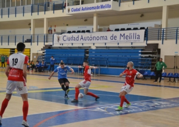 Uno de los jugadores de la escuadra de nuestra ciudad, en el lanzamiento a portería.