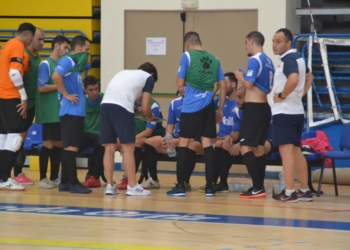 El técnico melillense, Rafita, con sus jugadores en un tiempo muerto.