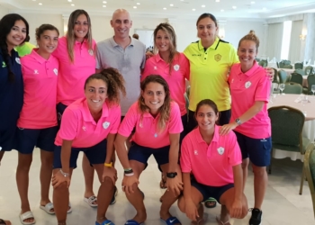 Las jugadoras del Higicontrol con Rubiales, presidente de la RFEF.