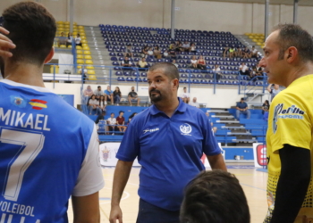 El técnico melillense dando consignas a sus jugadores en uno de los partidos de la presente temporada liguera.