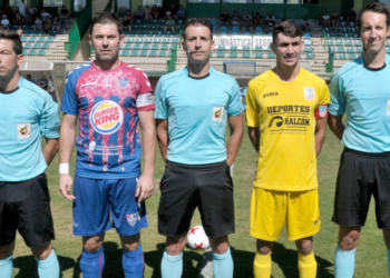 Néstor Holgueras Castellanos (dcha.) junto a Germán Cid Camacho (c.) posando como árbitro asistente.